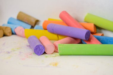 Tahtaya renkli tebeşir çizimi, tebeşir çizimi, kara tahta, diy