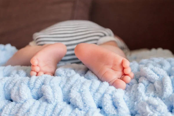 Pasgeboren Baby Benen Babybedje Het Concept Van Moederschap Vaderschap Kinderopvang — Stockfoto