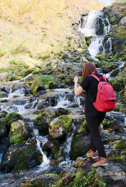 Girl Traveler Trekker Climbs Waterfall Stones Active Hiking Trekking — Stock Photo, Image