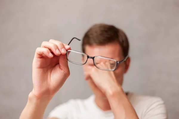 Joven Sostiene Gafas Con Lentes Dioptrías Frota Los Ojos Fatiga — Foto de Stock