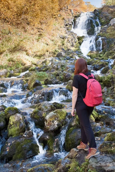 Wandermädchen Trekker Klettert Die Wasserfallsteine Aktiv Wandern Trekking — Stockfoto