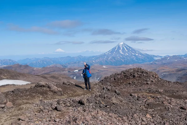 Joven Fotógrafo Viajero Cima Montaña Del Volcán Muestra Excelente Regocija — Foto de Stock