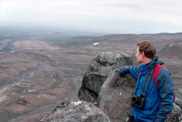 Fotograf Reisende Auf Dem Gipfel Des Berges Rande Der Klippe — Stockfoto