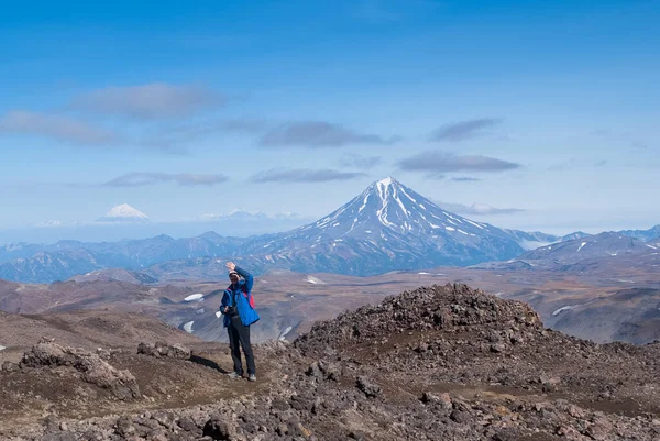 Joven Fotógrafo Viajero Cima Montaña Del Volcán Muestra Excelente Regocija — Foto de Stock
