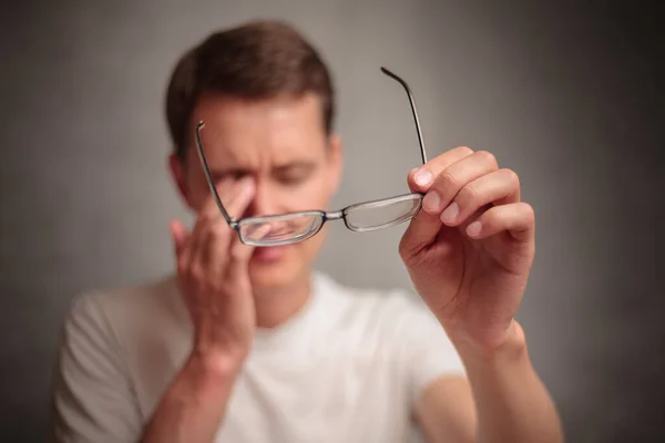 Νεαρός Άνδρας Κρατά Γυαλιά Φακούς Διόπτρας Και Τρίβει Μάτια Του — Φωτογραφία Αρχείου