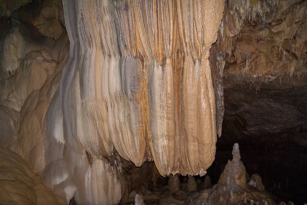 Estalactites Estalagmites Uma Caverna Profunda Subterrânea Formações Rochas Rocha Sob — Fotografia de Stock