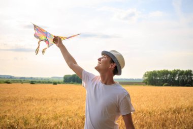 Yazın mavi gökyüzüne karşı uçurtma uçurmak, uçurtma fırlatmak, eğlenceli yaz tatili, sahanın altında, serbest konsept