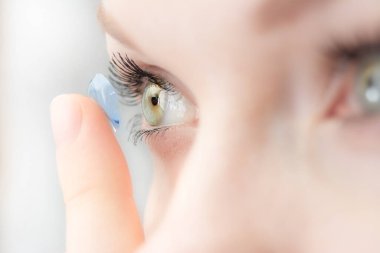 Yumuşak lens takan kız yakın çekim makro