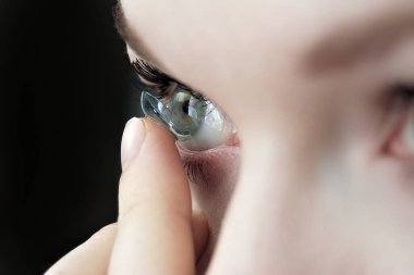 Yumuşak lens takan kız yakın çekim makro