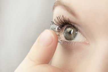 Yumuşak lens takan kız yakın çekim makro