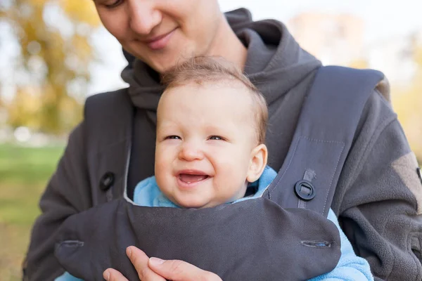 Bambino Piccolo Siede Nella Fionda Ergorace Padre Portando Bambino Posizione — Foto Stock