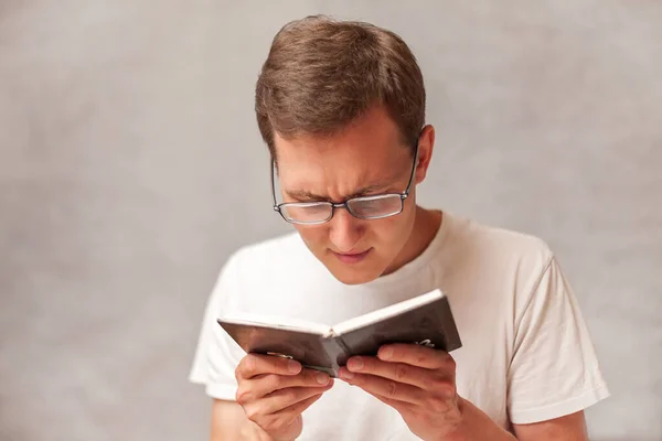 Jovem Segura Óculos Com Lentes Diopter Olhando Para Livro Problema — Fotografia de Stock