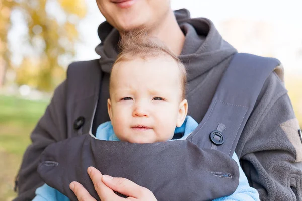 Little Toddler Baby Sits Sling Ergorace Father Carrying Child Upright — Stock Photo, Image