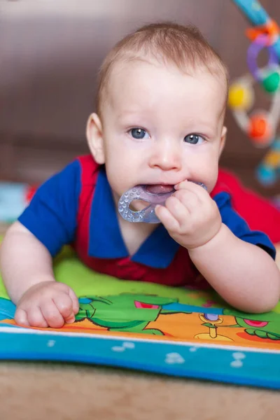 赤ちゃんの手の歯のための歯のおもちゃのシリコン — ストック写真