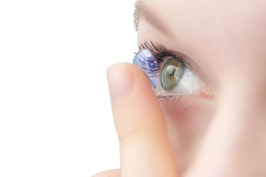 Yumuşak kontakt lens takan kız beyaz arka grupta izole edilmiş makro kamera.