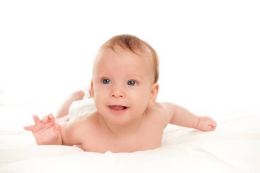 Küçük mutlu çocuk sallanan çıngıraklarla oynuyor, yeni doğan için oyuncaklar, ilk oyuncak, beyaz arka planda izole edilmiş, kopyalama alanı, tasarım