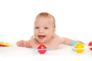 Küçük mutlu çocuk sallanan çıngıraklarla oynuyor, yeni doğan için oyuncaklar, ilk oyuncak, beyaz arka planda izole edilmiş, kopyalama alanı, tasarım