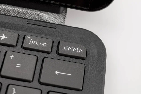 a key on the keyboard labeled delete, complete data destruction, formatting, loss of files and information, deleting and cleaning the device