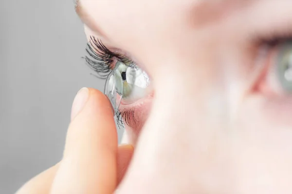 Chica Usando Lentes Contacto Blandas Primer Plano Macro — Foto de Stock