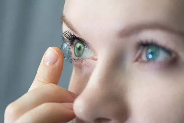 Chica Usando Lentes Contacto Blandas Primer Plano Macro — Foto de Stock