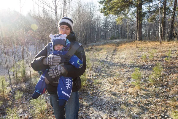 Lilla Barn Barnet Sitter Lyftselen Ergorace Far Bär Barn Upprätt — Stockfoto