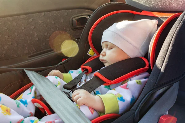 Arabadaki bebek, çocukların emniyet kemerlerinde güvenli bir şekilde taşınması, emniyet kemerleri, güvenli hareket