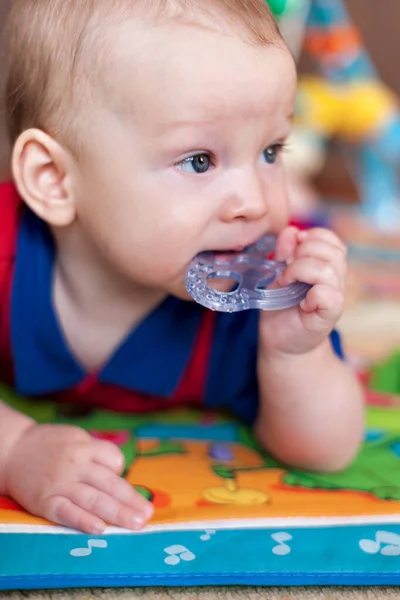 赤ちゃんの手の歯のための歯のおもちゃのシリコン — ストック写真
