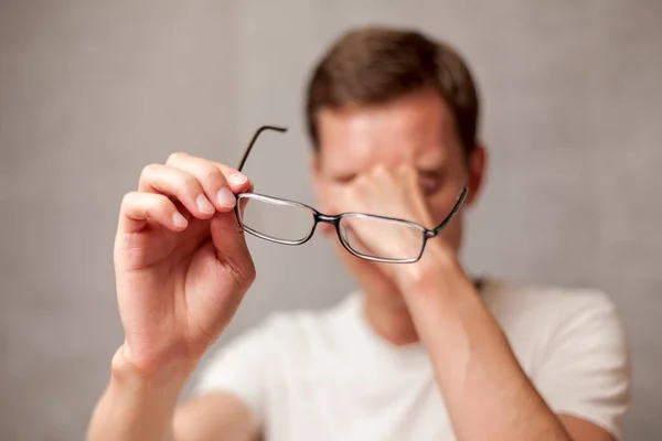 Joven Sostiene Gafas Con Lentes Dioptrías Frota Los Ojos Fatiga — Foto de Stock