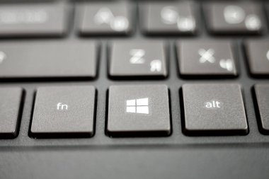 2019.09.27 Nizhniy Novgorod, Rusya. Windows 10 işletim sistemini çalıştıran dizüstü bilgisayar klavyesi, Makro başlatma anahtarı, seçici odaklanma