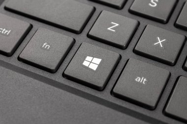 2019.09.27 Nizhniy Novgorod, Rusya. Windows 10 işletim sistemini çalıştıran dizüstü bilgisayar klavyesi, makro başlatma tuşunu kapat