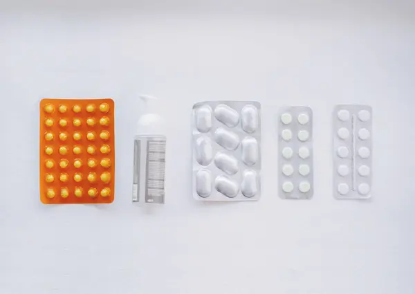 Haplar ve antiseptik cam şişede.