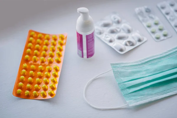 haplar, antiseptik maske beyaz arka plan