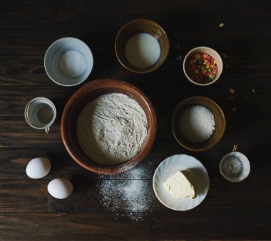 Bir tencerede un ve ekmek yapmak için malzemeler.