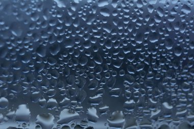 mavi su damlaları cama düşer