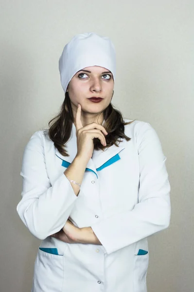 Ärztin Weißen Mantel Mit Dunklen Haaren Auf Hellem Hintergrund — Stockfoto