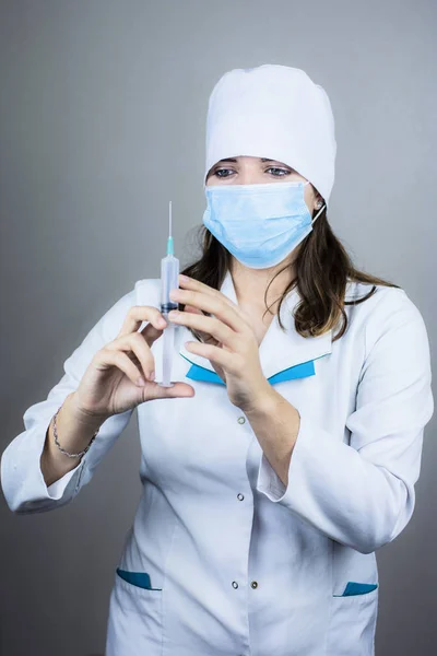 Ärztin Weißen Mantel Mit Dunklen Haaren Medizinisch Blauer Maske Hält — Stockfoto