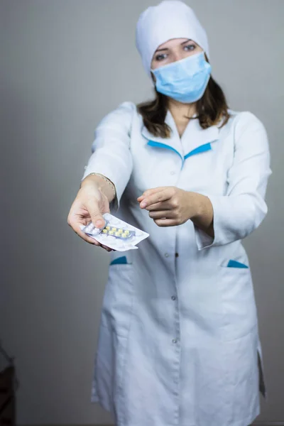 Ärztin Weißen Mantel Mit Dunklen Haaren Medizinisch Blauer Maske Hält — Stockfoto