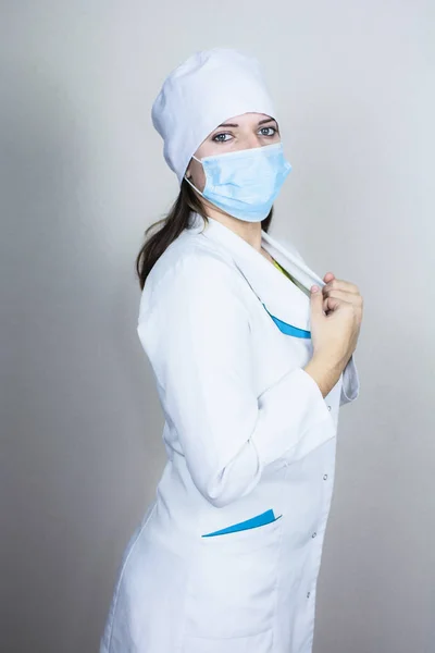 Ärztin Weißen Mantel Mit Dunklen Haaren Auf Hellem Hintergrund — Stockfoto