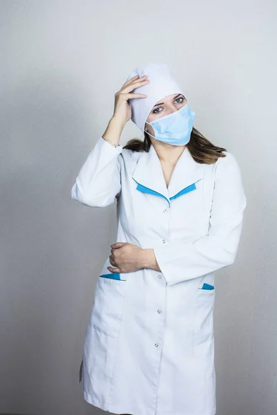 Ärztin Weißen Mantel Mit Dunklen Haaren Auf Hellem Hintergrund — Stockfoto