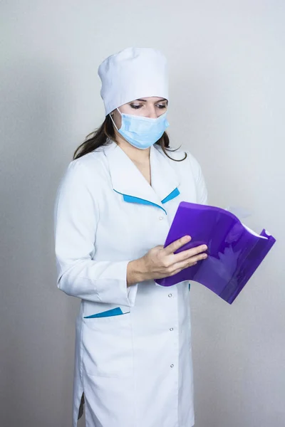 Ärztin Medizinischer Maske Sucht Papier Auf Weißem Hintergrund — Stockfoto
