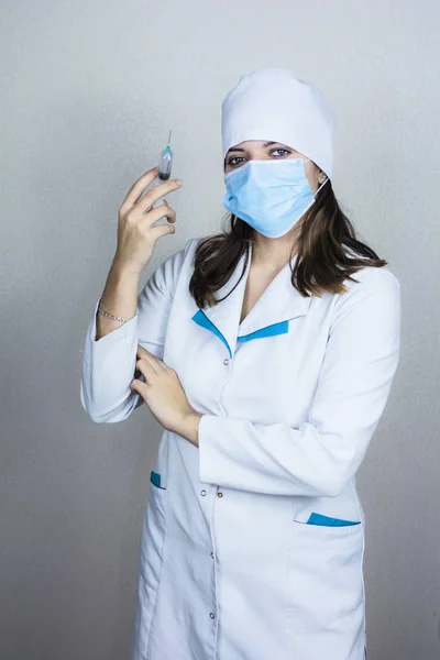 Ärztin Weißen Mantel Mit Dunklen Haaren Medizinisch Blauer Maske Hält — Stockfoto