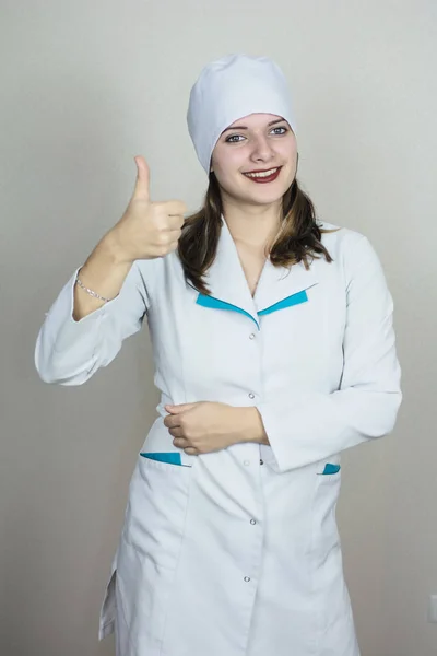 Ärztin Weißen Mantel Mit Dunklen Haaren Auf Hellem Hintergrund — Stockfoto