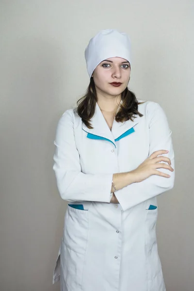 Ärztin Weißen Mantel Mit Dunklen Haaren Auf Hellem Hintergrund — Stockfoto