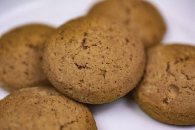 Beyaz tabakta kurabiyeler.