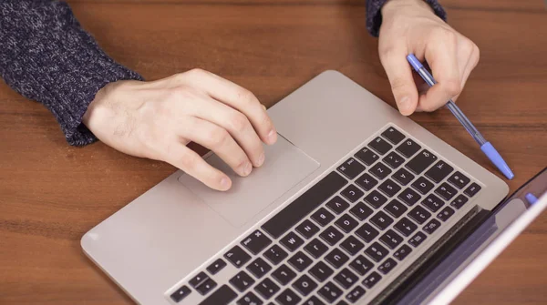 Businesswoman at the bar working on a laptop hands close up