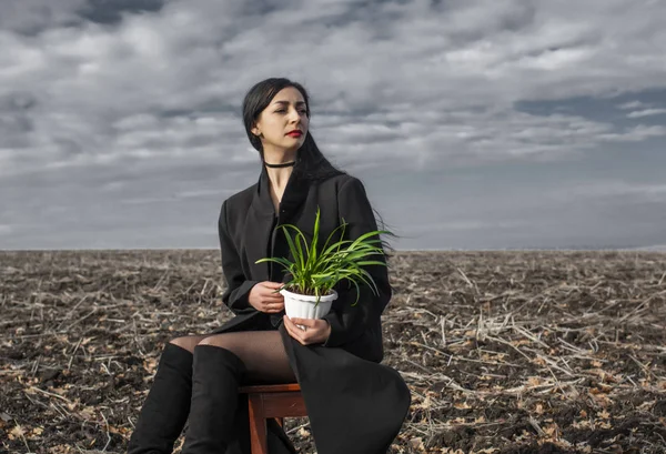 Meisje Trendy Zwart Kleding Een Rode Stoel Met Een Kamerplant — Stockfoto