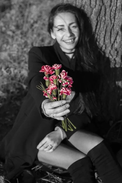 Femme Manteau Noir Fleurs Roses Dont Les Cheveux Volent Dans — Photo