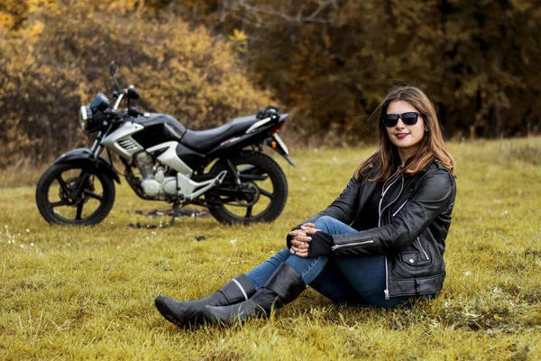 Молодая Девушка Кожаной Куртке Очках Сидит Мотоцикле — стоковое фото