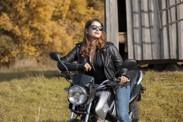 Молодая Девушка Кожаной Куртке Очках Сидит Мотоцикле — стоковое фото