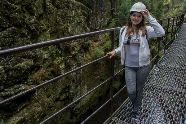 Ragazza Casco Bianco Funzionante Nelle Rocce Vicino Alla Cascata — Foto Stock